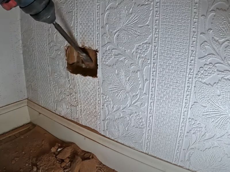 Planiranje počinje pre temelja; prave se kanali, polažu kablovi, ugrađuje tabla, testira sistem, postavljaju prekidači i utičnice.