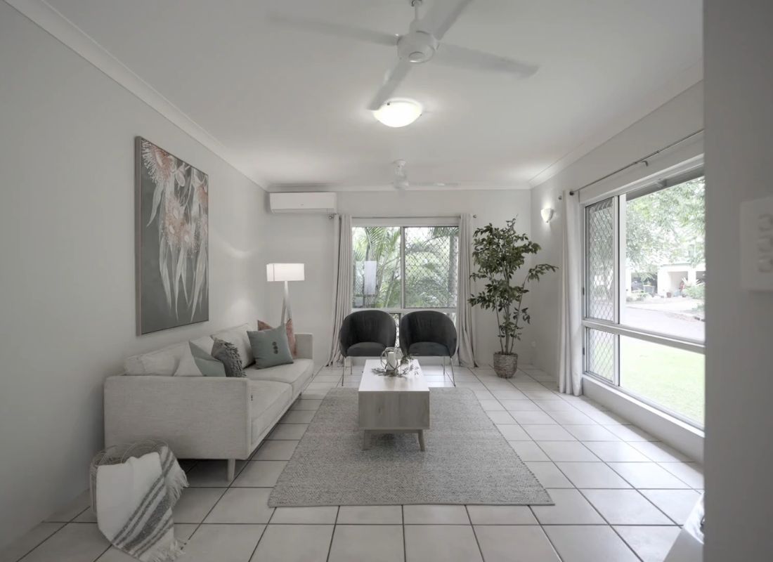 prikaz dnevnog boravka sa pločicama, podnim grejanjem, tepihom, ugaonom i stolčićem bela boja