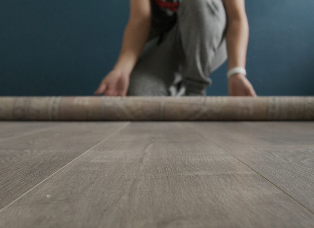 momak postavlja tepih na pod